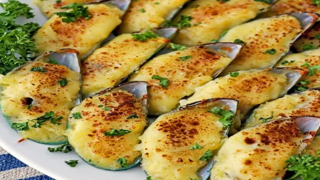 mussels baked with cheese