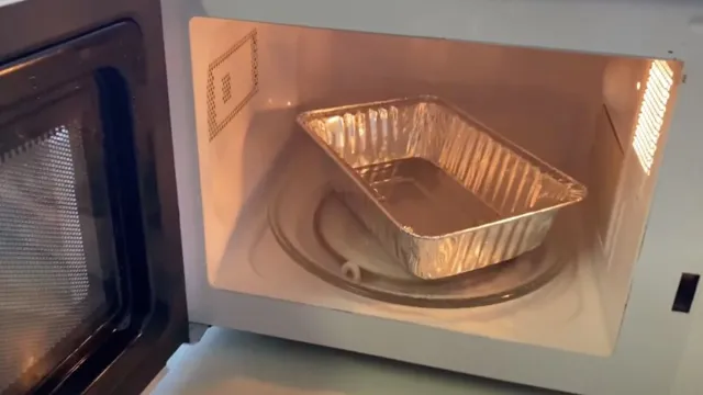 can you put aluminum trays in the microwave