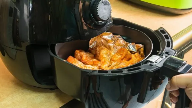 can you use aluminum pans in air fryer